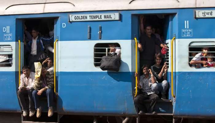 एक्स्प्रेस, मेल गाड्यांच्या दरवाज्यात बसणाऱ्या रेल्वे प्रवाशांची अशी लूट