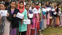 लोकसभा निवडणूक :  पाचव्या टप्प्यासाठी मतदानासाठी मतदान केंद्राबाहेर रांगा