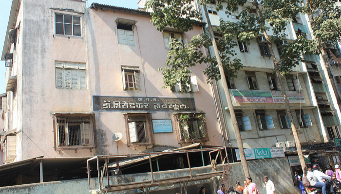 'झी २४ तास' इम्पॅक्ट : 'शिरोडकर'च्या त्या विद्यार्थ्यांच्या डोळ्यांत आनंदाश्रू तरळले