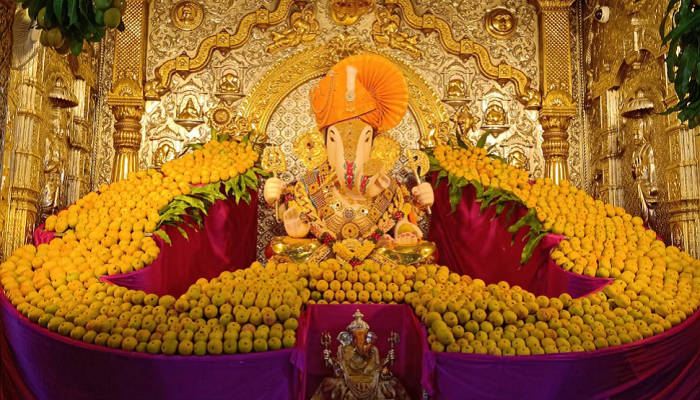 अक्षय्य तृतीयेला बाप्पाला आंब्यांचा नैवेद्य तर विठ्ठलाला फुलांची आरास 