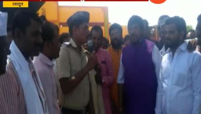 Latur Police Dilip Lobhe make poem in front of Ramdas Athawale