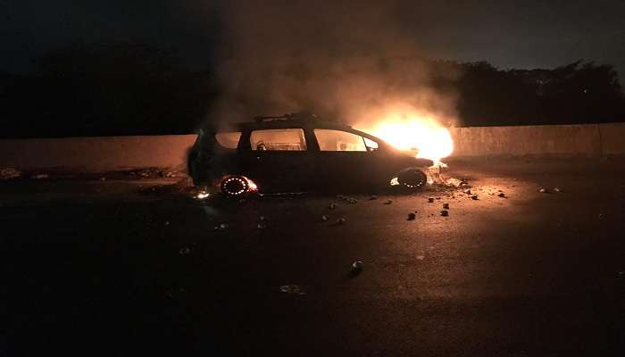 मुंबई गोवा महामार्गावर बर्निंग कारचा थरार, पेणजवळ हमरापूर येथील घटना