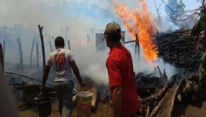 शॉटसर्कीटमुळं लागलेल्या आगीत ४० ते ५० आदिवासीयांचे घरे जळून खाक