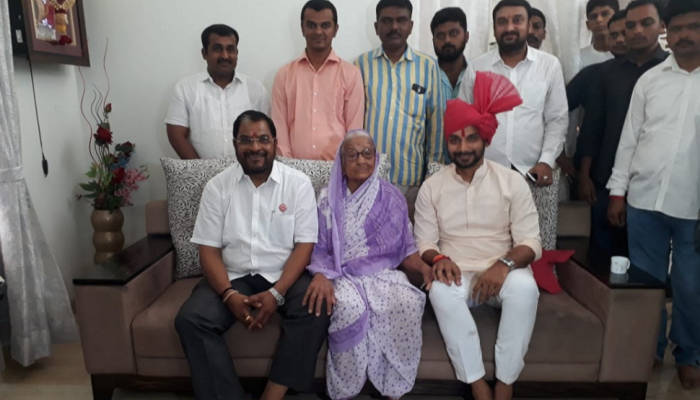 'माझ्या मुलासारखंच तूही काम कर', राजू शेट्टींच्या आईचा धैर्यशील मानेंना आशीर्वाद