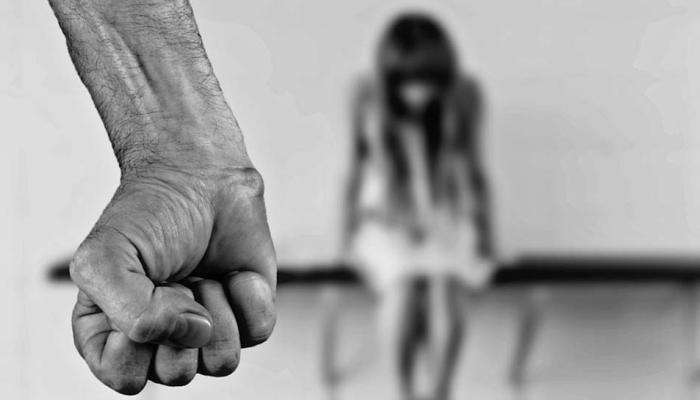सावत्र वडिलांनी मला वारंवार 'तसा' स्पर्श केला अन्... ; सेलिब्रिटीचा खुलासा 