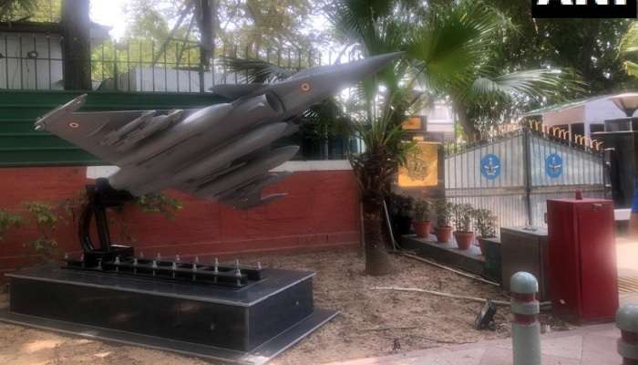 काँग्रेस कार्यालयाबाहेर वायुसेना प्रमुखांचे 'राफेल' प्रदर्शन 