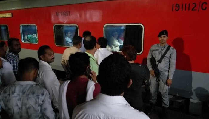 PHOTO : गडकरी आजोबांनी नातवंडांसोबत घेतला &#039;दुरांतो&#039; प्रवासाचा आनंद