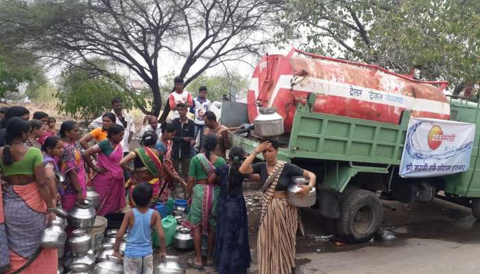 &#039;झी मराठी&#039;चा हातभार, दुष्काळी भागात टँकरने पाणीपुरवठा