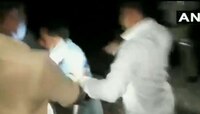 यूपीत पत्रकारावर पोलिसांचा हल्ला, कॅमेरा तोडला - मूत्रही पाजलं 