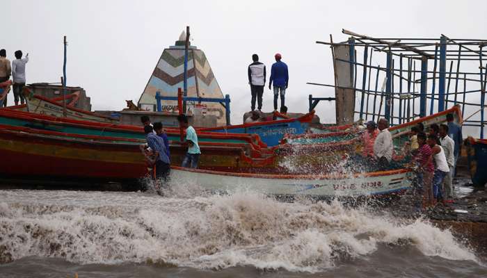 वायू चक्रीवादळ महाराष्ट्राच्या किनारपट्टीपासून पुढे सरकलं पण... 