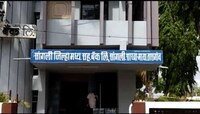 बँक कर्मचाऱ्यांचा डोळ्यात चटणी टाकत 25 लाखांची रोकड लुटली 