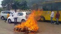 उदयनराजे - रामराजे वाद पेटला, साताऱ्यात रामराजेंच्या प्रतिकात्मक पुतळ्याचे दहन  