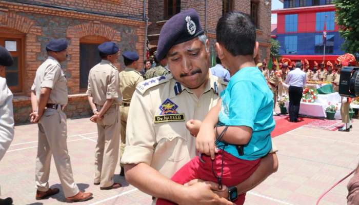 शहिदाच्या मुलाला सावरताना पोलिसांच्याही भावनांचा बांध फुटला 