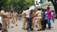 धनगर आरक्षणासाठी महाराष्ट्र यशवंत सेना आक्रमक, विधीमंडळात घुसण्याचा प्रयत्न