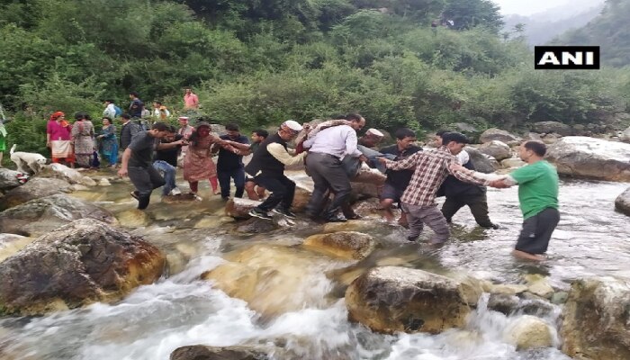 हिमाचलमध्ये ५०० फूट दरीत कोसळली बस, २५ जणांचा मृत्यू