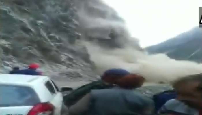 Viral Video : डोळ्यांदेखतच धाड्धाड् कोसळला डोंगराचा कडा