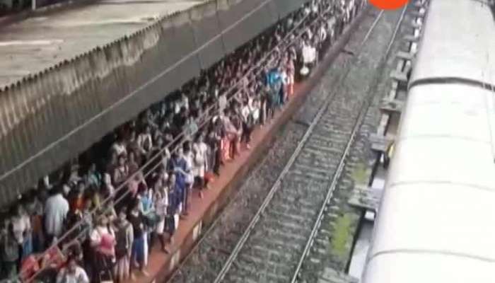 Mumbai RPF Jawan Helping Poeple In Crowded Ghatkopar Railway Station