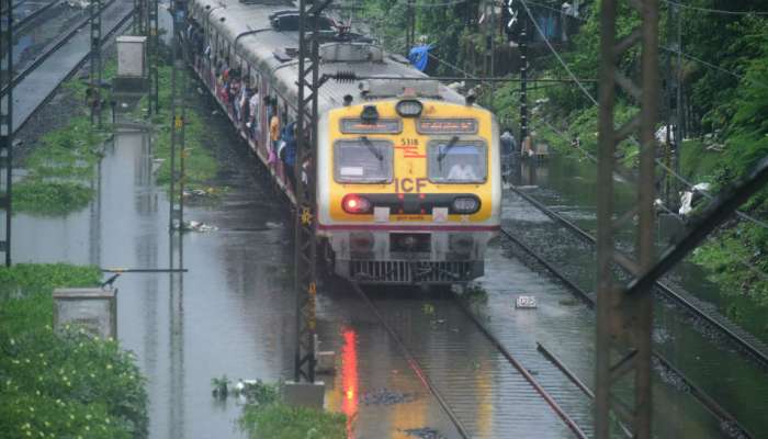  #MumbaiRains : मध्य रेल्वेची वाहतूक हळुहळू पूर्वपदावर 