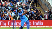 World Cup 2019 : रो'हिटमॅन'ने मारलेल्या षटकाराचा चेंडू 'तिला' लागला अन्....