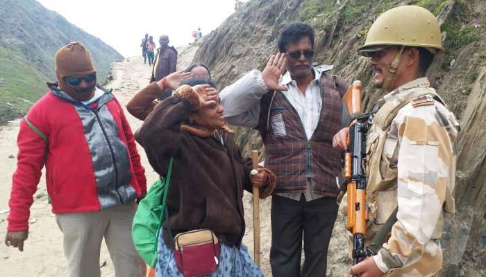 अमरनाथ यात्रेदरम्यान श्रद्धाळूंचा जवानांना सलाम