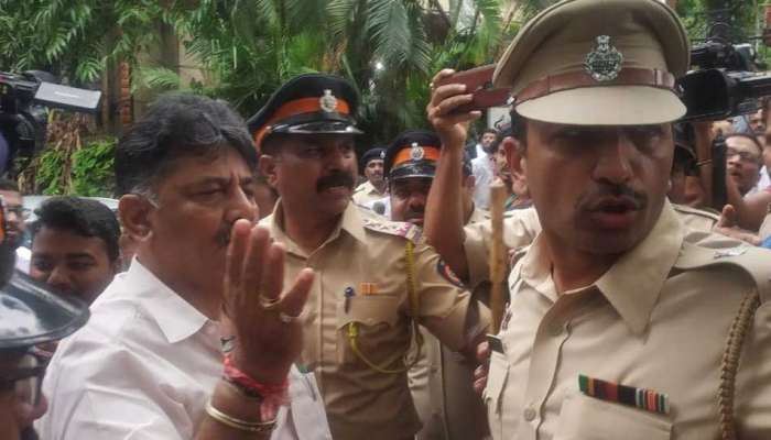 कर्नाटक सत्ता संघर्ष : काँग्रेस नेते शिवकुमार यांना हॉटेल बुकिंग असताना मुंबईत पोलिसांनी रोखले