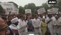  कर्नाटक- गोव्यातील सत्ता संघर्षाच्या मुद्द्यावरून विरोधकांचे आंदोलन