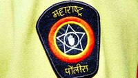 आजोबांची पैशांची बॅग घेऊन पळणाऱ्या चोराला महिला पोलिसाने पाठलाग करुन पकडलं
