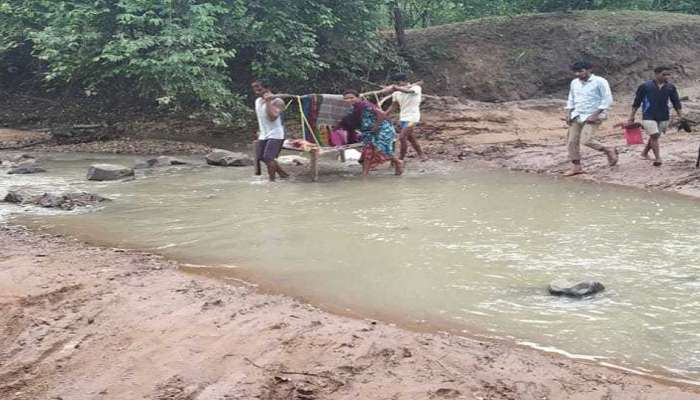 रस्ते नसल्याने गरोदर महिलेचा खाटेवरून प्रवास