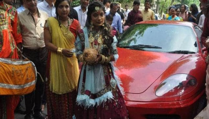साध्वी बनण्याआधी सचिनच्या 'फरारी'तून निघाली 'स्तुती'ची शोभायात्रा