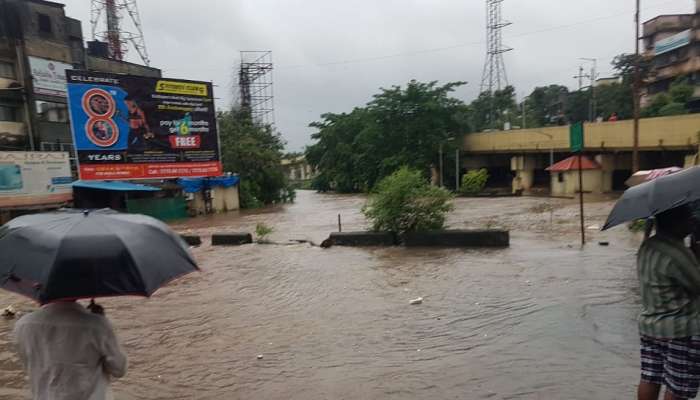 बदलापूरचं महापूर', वांगणीत ट्रॅकवर २ फूट पाणी