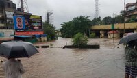 'बदलापूरचं महापूर', वांगणीत ट्रॅकवर २ फूट पाणी