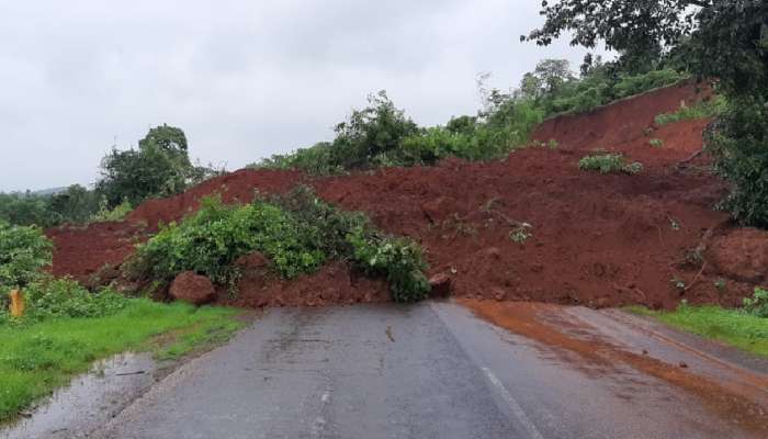 मुंबई - गोवा महामार्गावर परशुराम घाटात डोंगर कोसळला, वाहतूक ठप्प