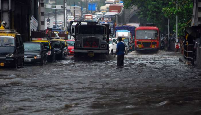 नंदविलास सोसायटीच्या छताचा भाग कोसळला