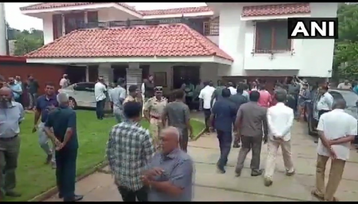 'सीसीडी'चे मालक बेपत्ता, एस.एम.कृष्णांच्या निवासस्थानी नेत्यांची गर्दी