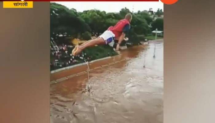 Yougngst jumpiing Stunts in krishna river in Sangli