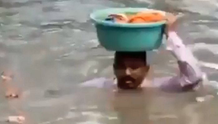 VIRAL VIDEO : पुराच्या पाण्यात दिसला खाकीतला 'वसुदेव'