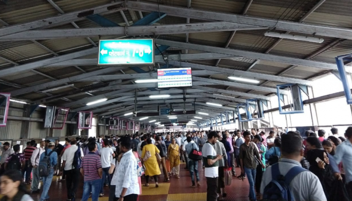 रेल्वे वाहतुकीला सुरुवात, मुंबई हळूहळू पूर्वपदावर 
