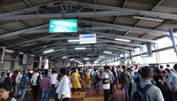 रेल्वे वाहतुकीला सुरुवात, मुंबई हळूहळू पूर्वपदावर 