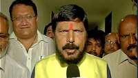 युतीमध्ये आरपीआयसुद्धा असून आमची १० जागांची मागणी आहे- आठवले 