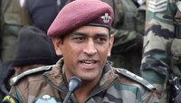 लष्करी गणवेशात धोनी पाहा काय करतोय