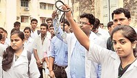  निवासी डॉक्टरांचा संप मागे, ... तर पुन्हा आंदोलन