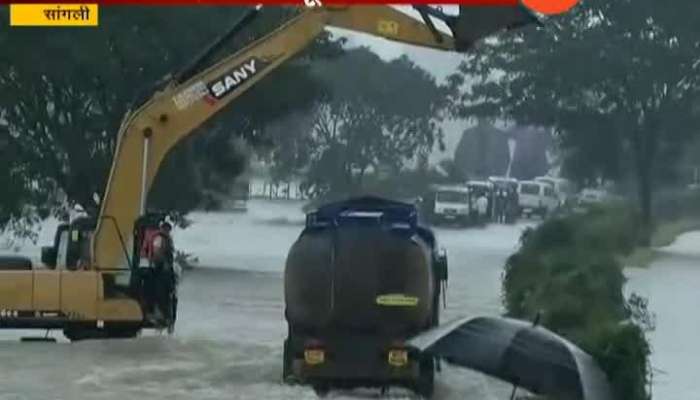 Sangli_Diesel_Tanker_Travel_Over_Bridge_In_Flood_Situation_Update_At_09_AM