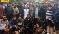 संभाजी भिडे गुरूजी आणि शिवप्रतिष्ठानच्या धारकऱ्यांची पूरग्रस्तांना मदत 