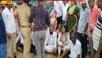 मुंबई । आमदार तुकाराम काते यांचे मेट्रोविरोधात चिखलात आंदोलन