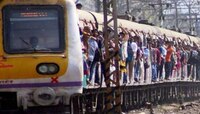 गर्दीमुळे उल्हासनगर-विठ्ठलवाडी दरम्यान लोकमधून पडून तरुण गंभीर जखमी