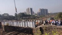 कल्याणच्या पत्रीपुलाला श्रद्धांजली अर्पण करत नागरिकांचा निषेध 