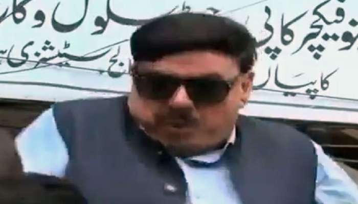 VIDEO: मोदींवर टीका करताना पाकिस्तानच्या मंत्र्याला लागला शॉक
