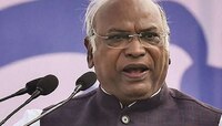 पाकिस्तानविरुद्ध युद्ध जिंकणारे आम्हीच, आम्हालाच देशद्रोही ठरवता? - काँग्रेस