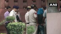 संसदेत चाकू घेऊन घुसण्याचा प्रयत्न करणाऱ्या तरुणाला अटक