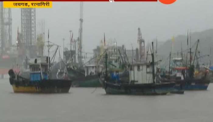 Ratnagiri Thousands Of Boat Halted In Jaigad Port As Fishing Affected From Heavy Rain